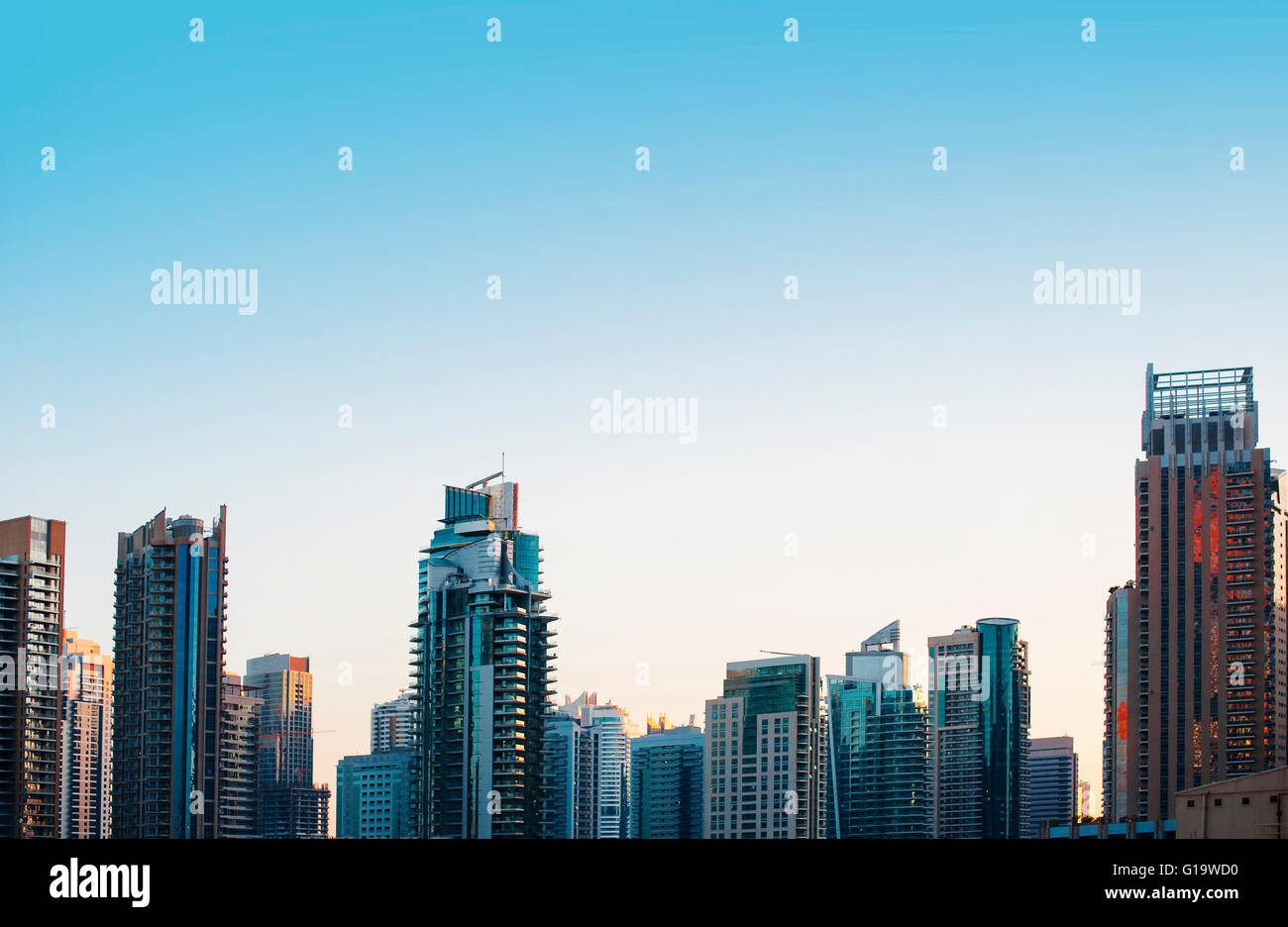 Highrise grattacielo di vetro dello skyline di edifici in blu aga dominante Foto Stock