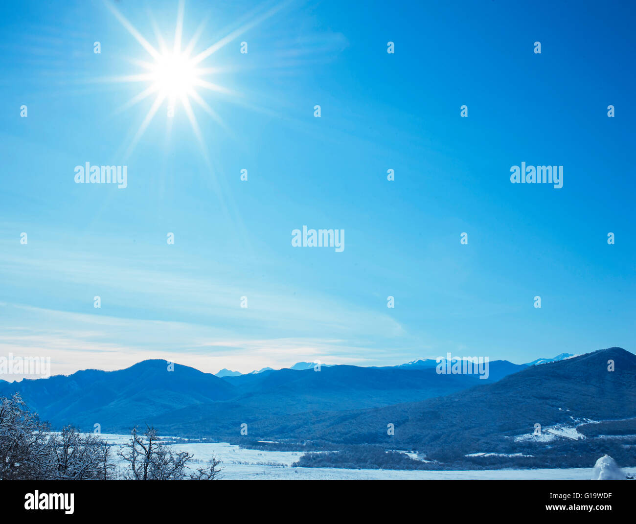 Incantevole paesaggio invernale con neve alberi ricoperti di Sun Foto Stock
