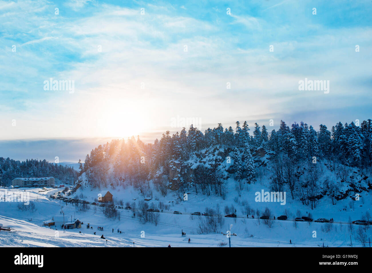 Incantevole paesaggio invernale con coperta di neve alberi Foto Stock