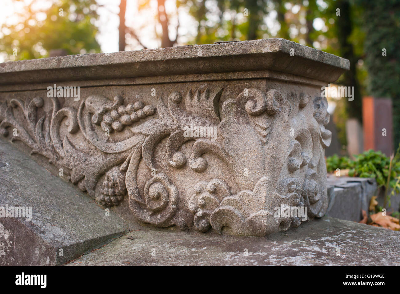 Elemento decorativo in pietra, opera dello scultore Foto Stock