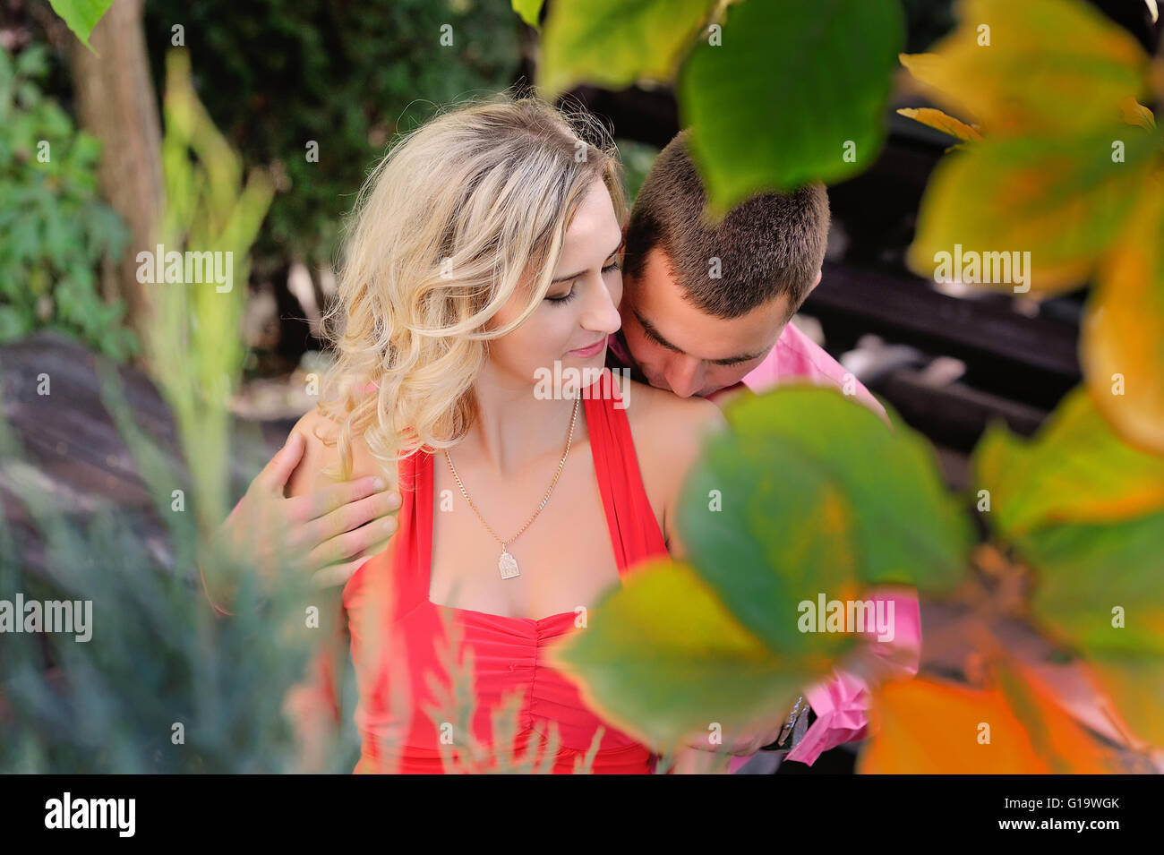 Amare giovane kissing nel parco Foto Stock