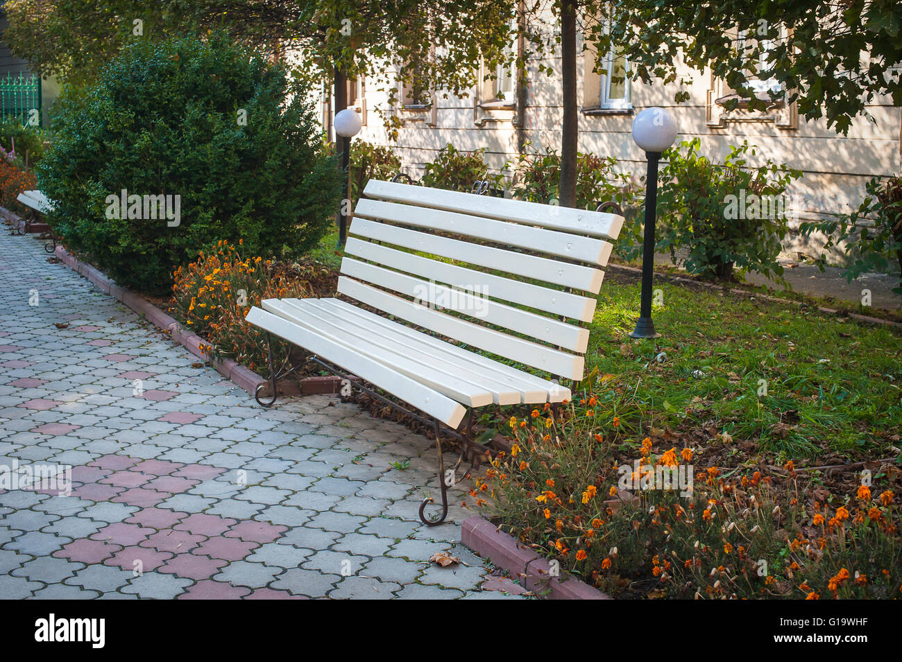 Banco di bianco nel parco Foto Stock