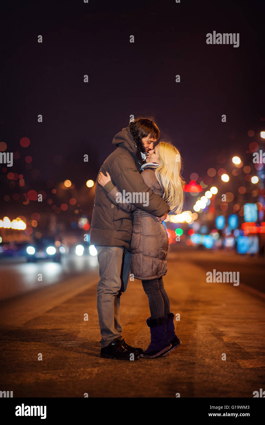Amare giovane su uno sfondo di notte winter city Foto Stock