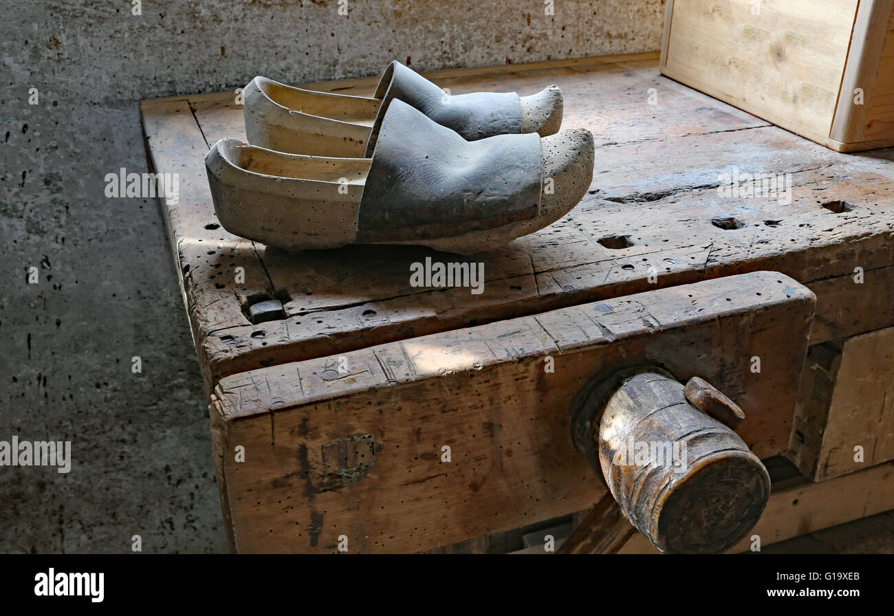 Old Dutch zoccoli di legno in la bottega del calzolaio's Workbench Foto Stock