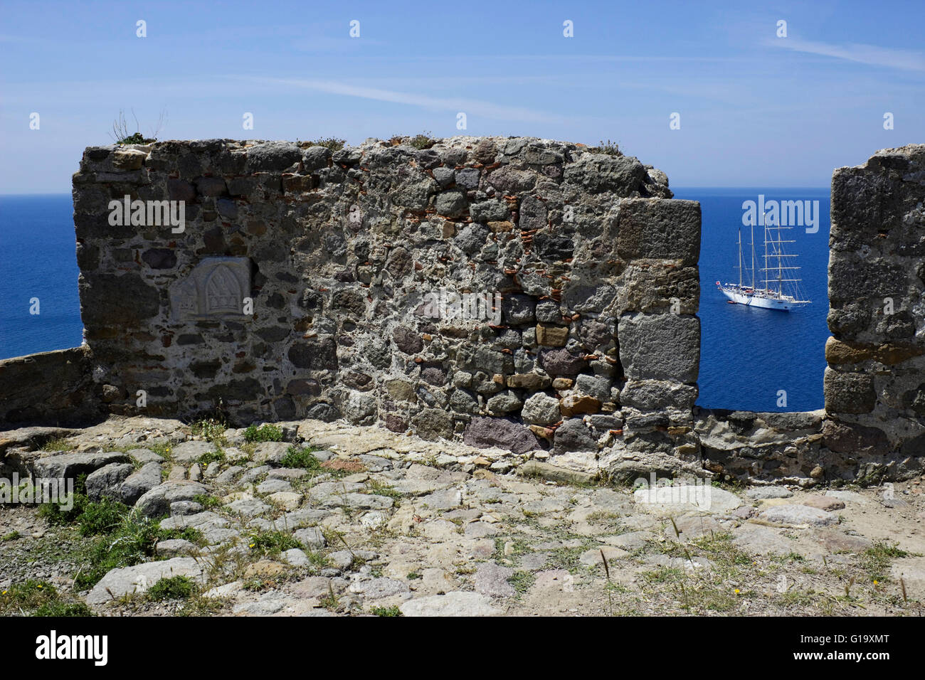 Star Clipper cruiseship vela nel mare Egeo. Vista da Mirina la fortezza bizantina merli. Lemnos isola Grecia Foto Stock