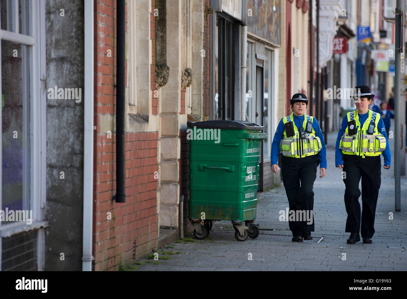 Ufficiali di polizia donne di pattuglia in Maesteg, nel Galles del Sud. Foto Stock