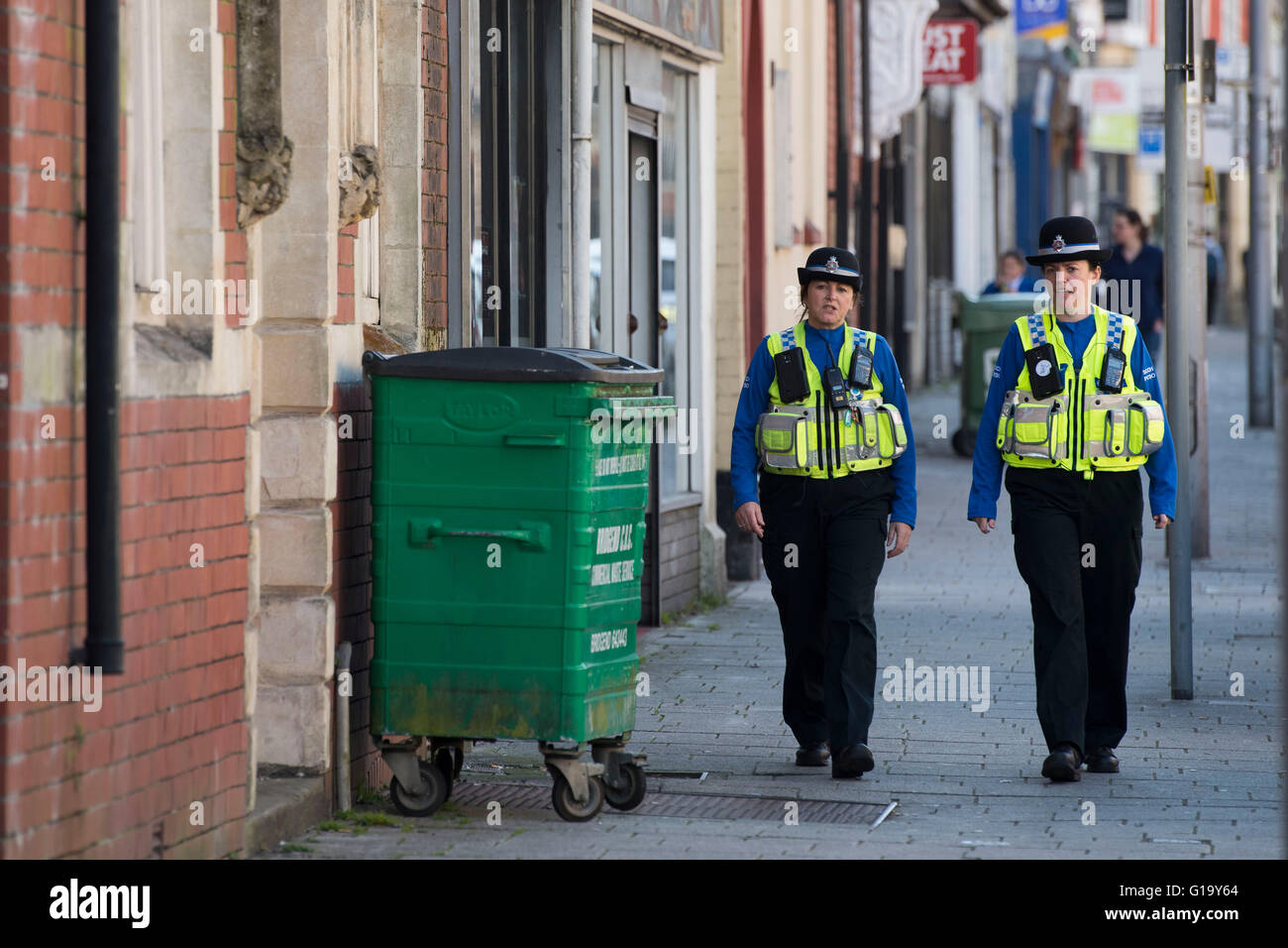 Ufficiali di polizia donne di pattuglia in Maesteg, nel Galles del Sud. Foto Stock