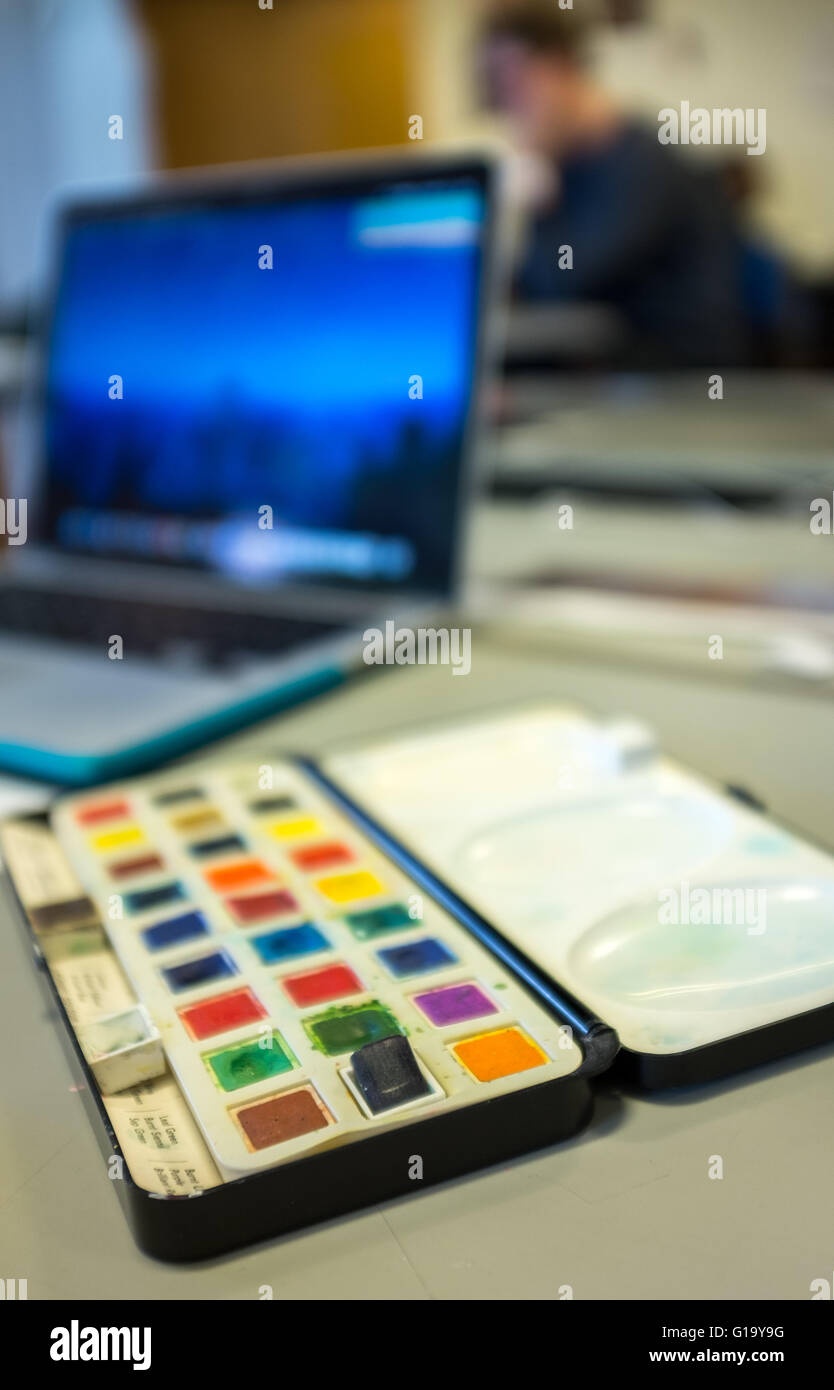 Un Livello lezione di arte a UK completo scuola con una tavolozza di vernici e un laptop macbook in background Foto Stock
