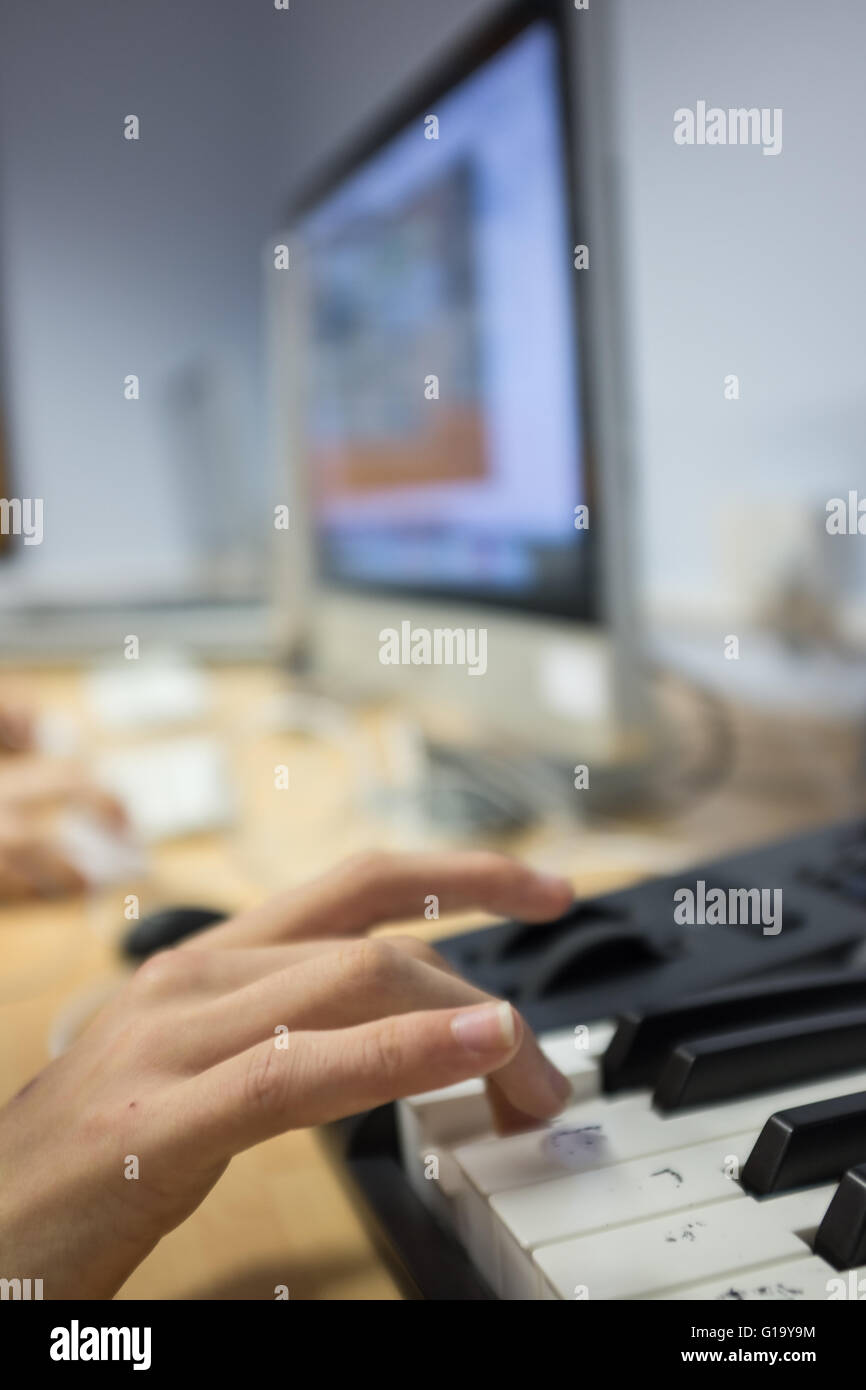 La tastiera e il computer Mac in una classe in una scuola secondaria, REGNO UNITO Foto Stock