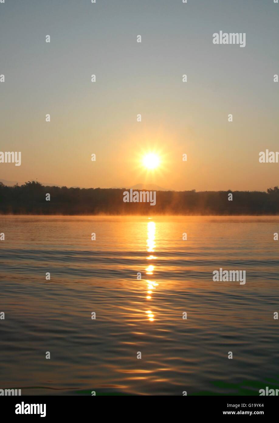 Misty tramonto tropicale sul lago in Mae Ngad Dam e il serbatoio e Chiang Mai Thailandia Foto Stock