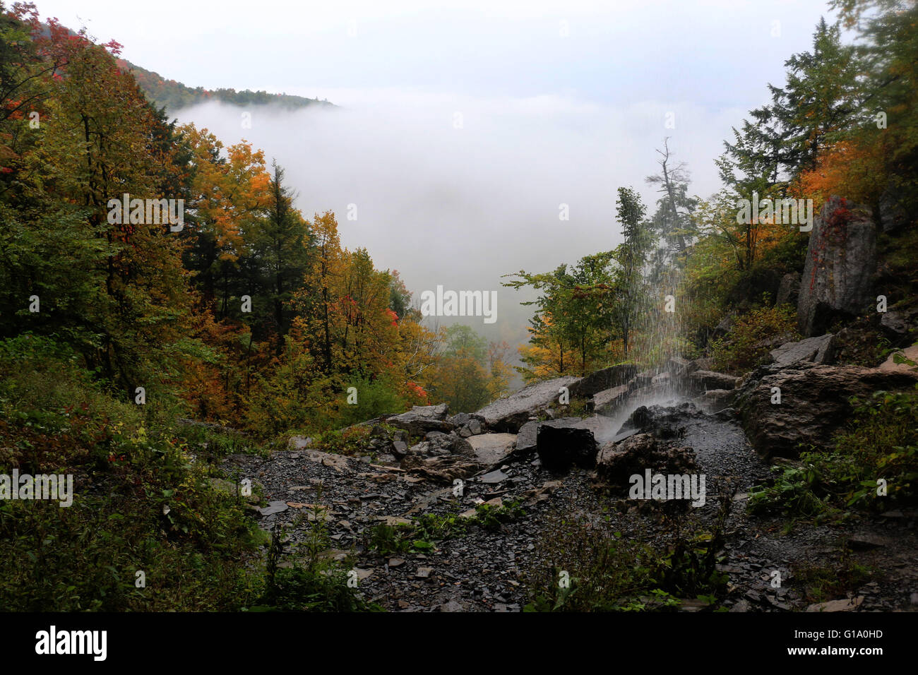 Nuvole in colline con i colori dell'autunno alberi John Boyd Thacher stato parco Albany, New York Foto Stock