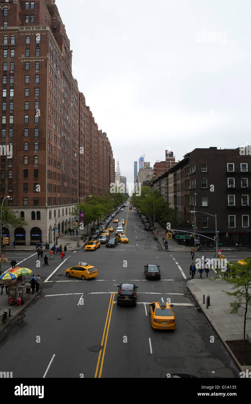 Una vista lungo la 23rd Street dalla linea alta nella città di New York, Stati Uniti d'America. Foto Stock