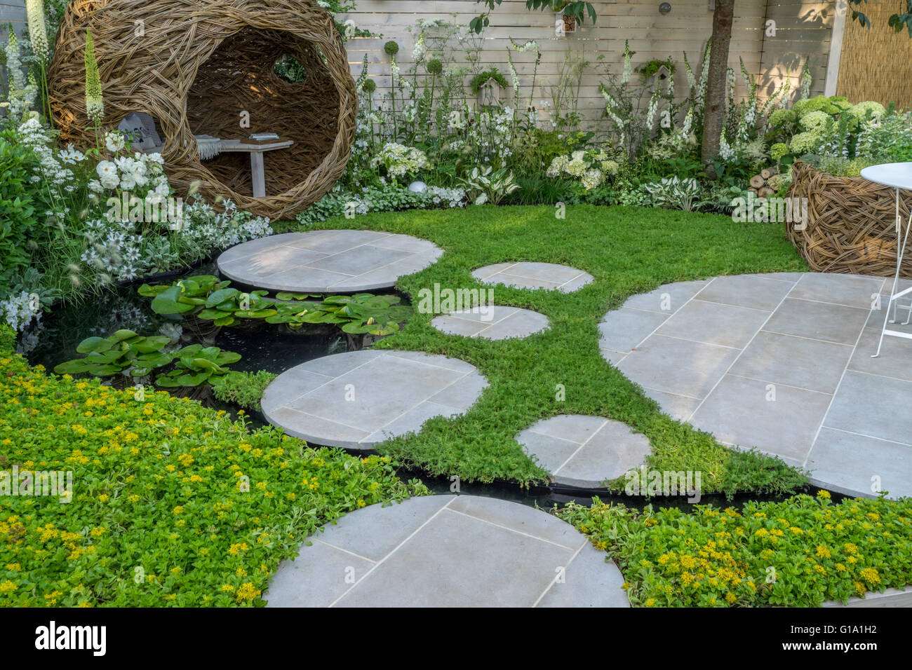 La natura di un accogliente giardino basato su bianco. RHS Hampton Court mostrano giardini 2015 - Paesaggi viventi: Città Giardino Twitchers, argento Foto Stock
