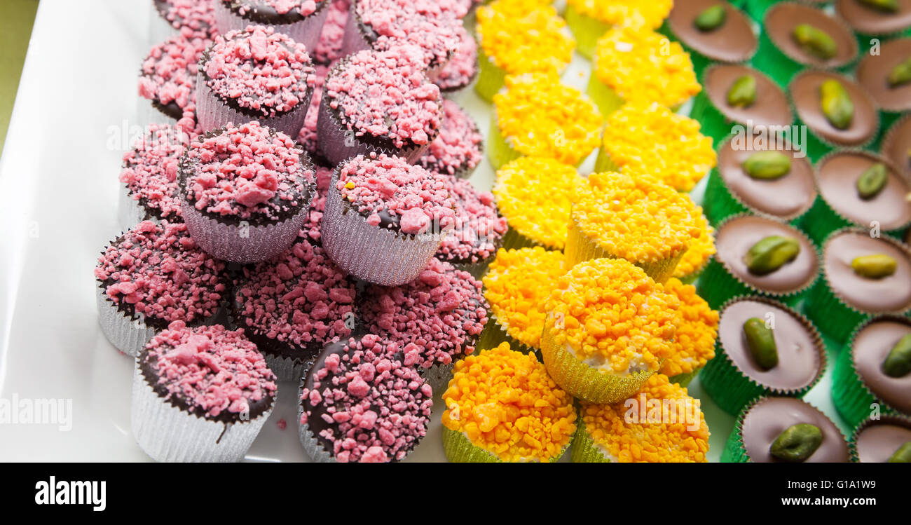 Colorato di cioccolatini su un contatore di mercato, close-up foto con messa a fuoco selettiva Foto Stock