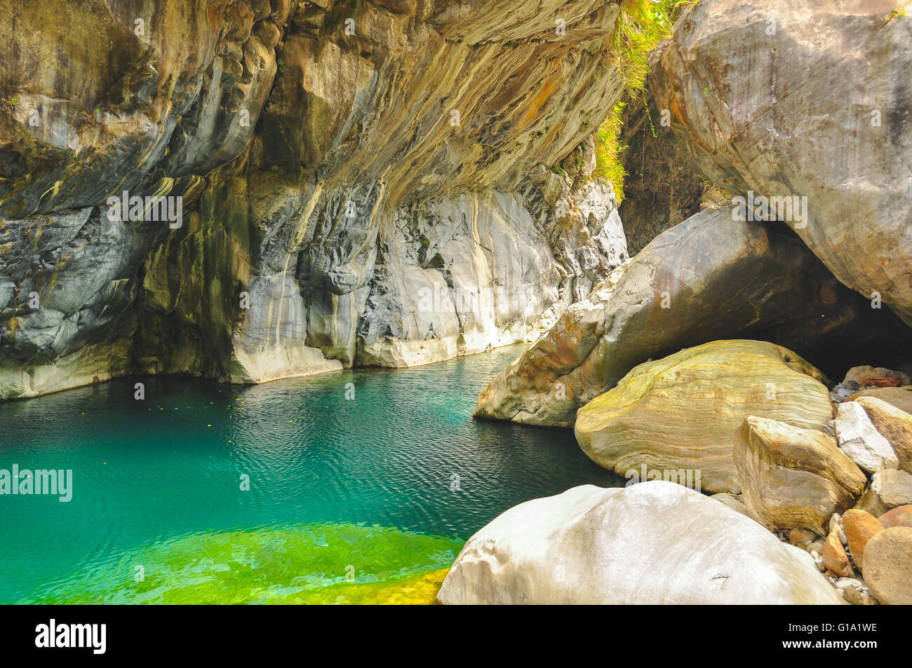 Colore verde brillante e acque turchesi del Fiume Shakadang a Taroko National Park Foto Stock