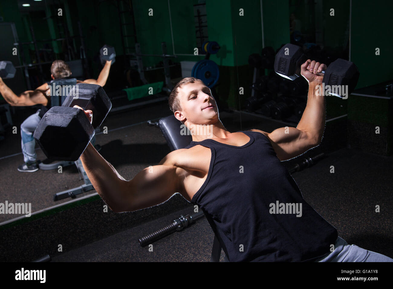 Bello sportivo facendo la pressa da banco esercizio Foto Stock