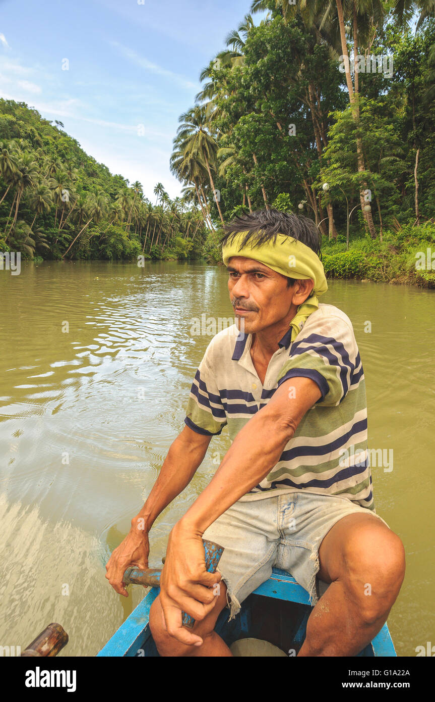 Uomo in barca sul fiume Loay in Bohol Foto Stock