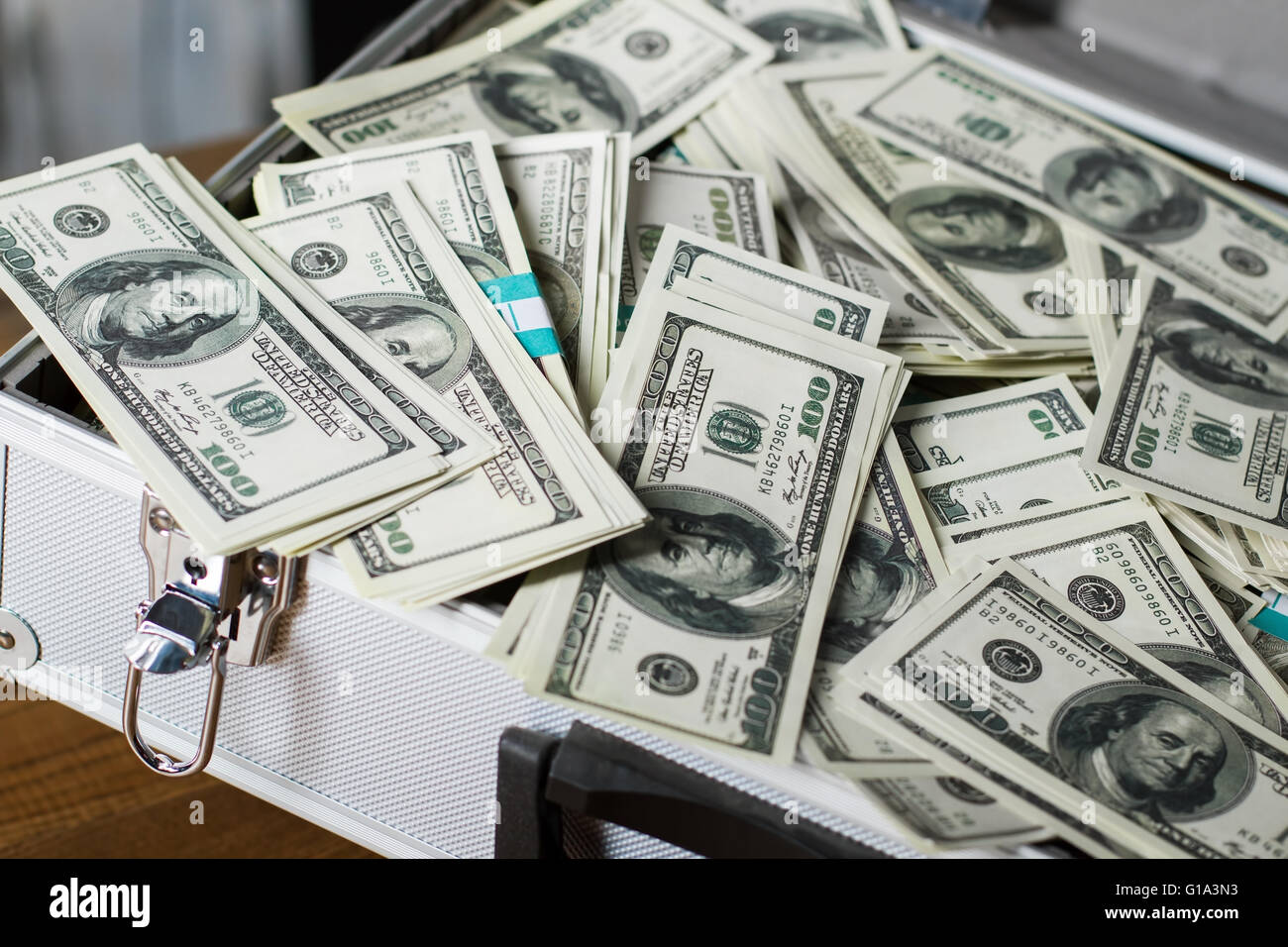 Valigia con pila di dollari. Foto Stock