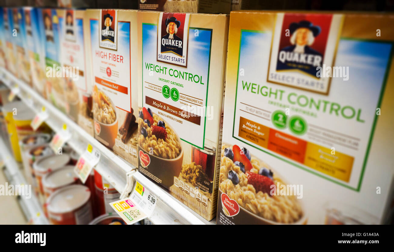 Contenitori di Pepsico la Quaker Oats sono visibili su uno scaffale di supermercato in New York Martedì, 3 maggio 2016. Una querela contro la Quaker Oats sostiene che esso non è " naturale " come etichetta pubblicizza. La querela sostiene che l'avena contiene quantità in tracce di glifosato. Utilizzato in RoundUp. (© Richard B. Levine) Foto Stock
