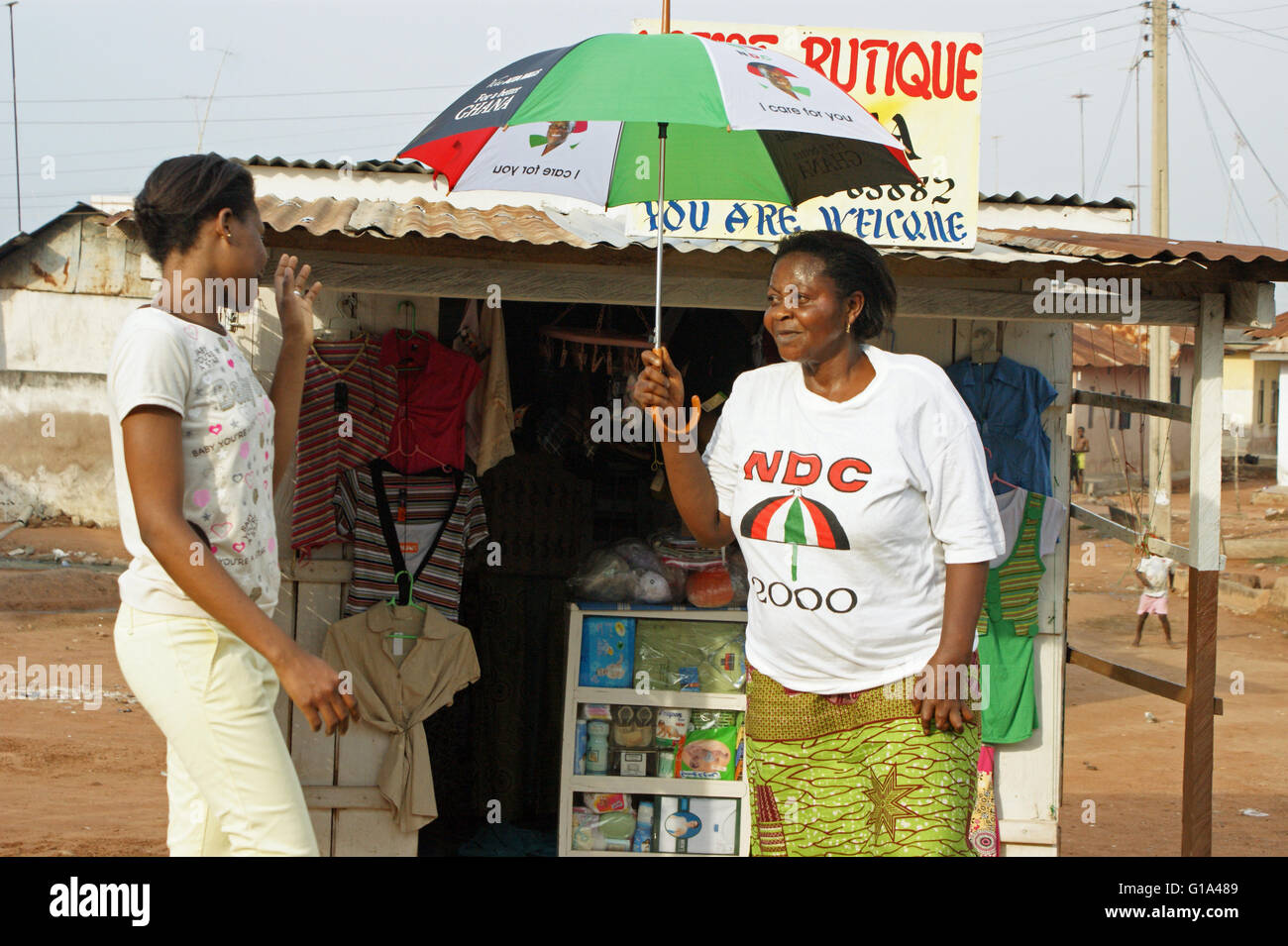 Il Ghana le elezioni generali, 2008 - NDC sostenitori davanti ad un piccolo negozio Foto Stock