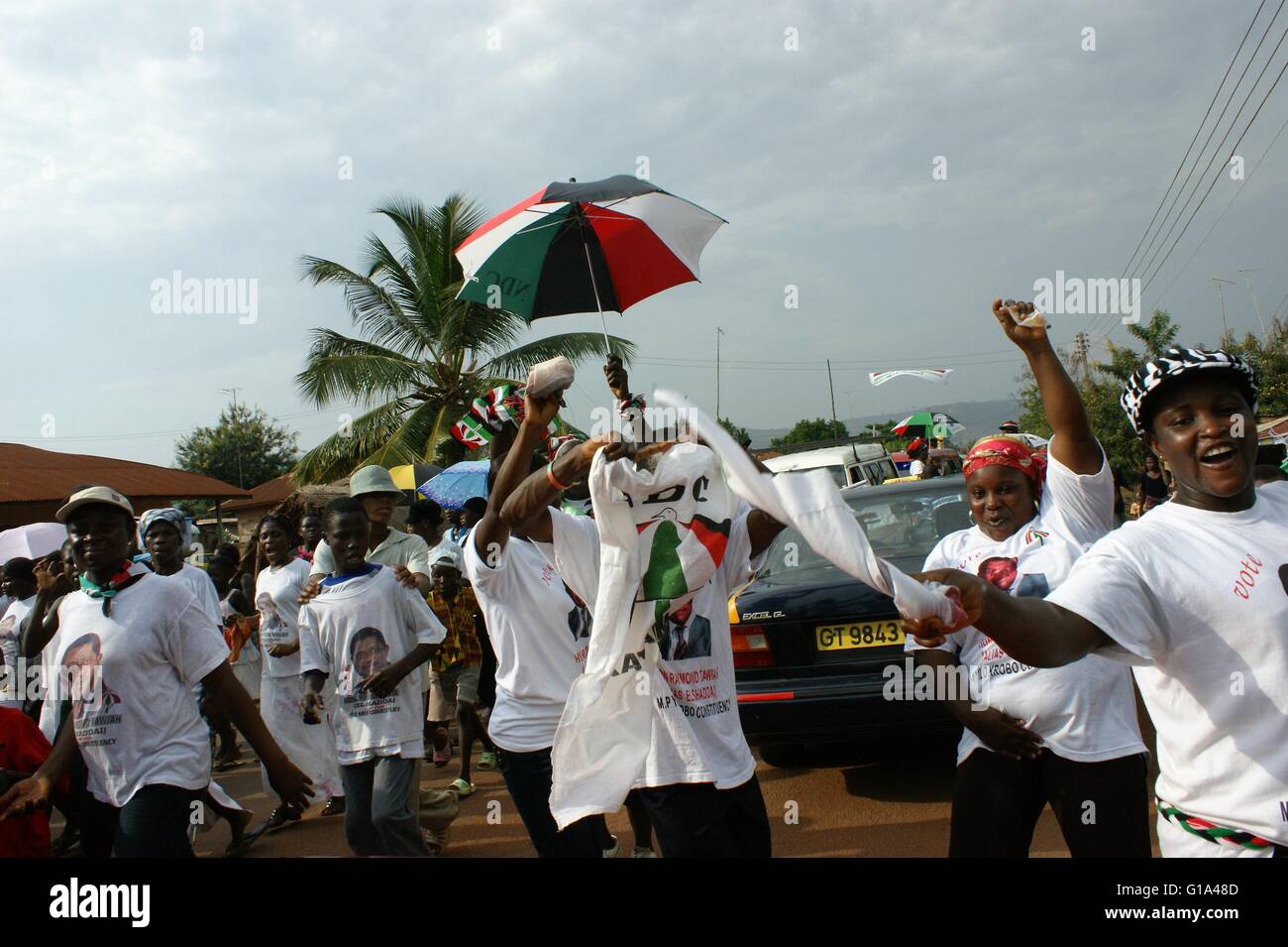 Il Ghana le elezioni generali, 2008, Dicembre. NDC sostenitori usciti Foto Stock