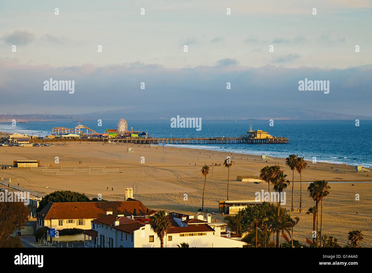 Vista del molo di Santa Monica al tramonto Foto Stock