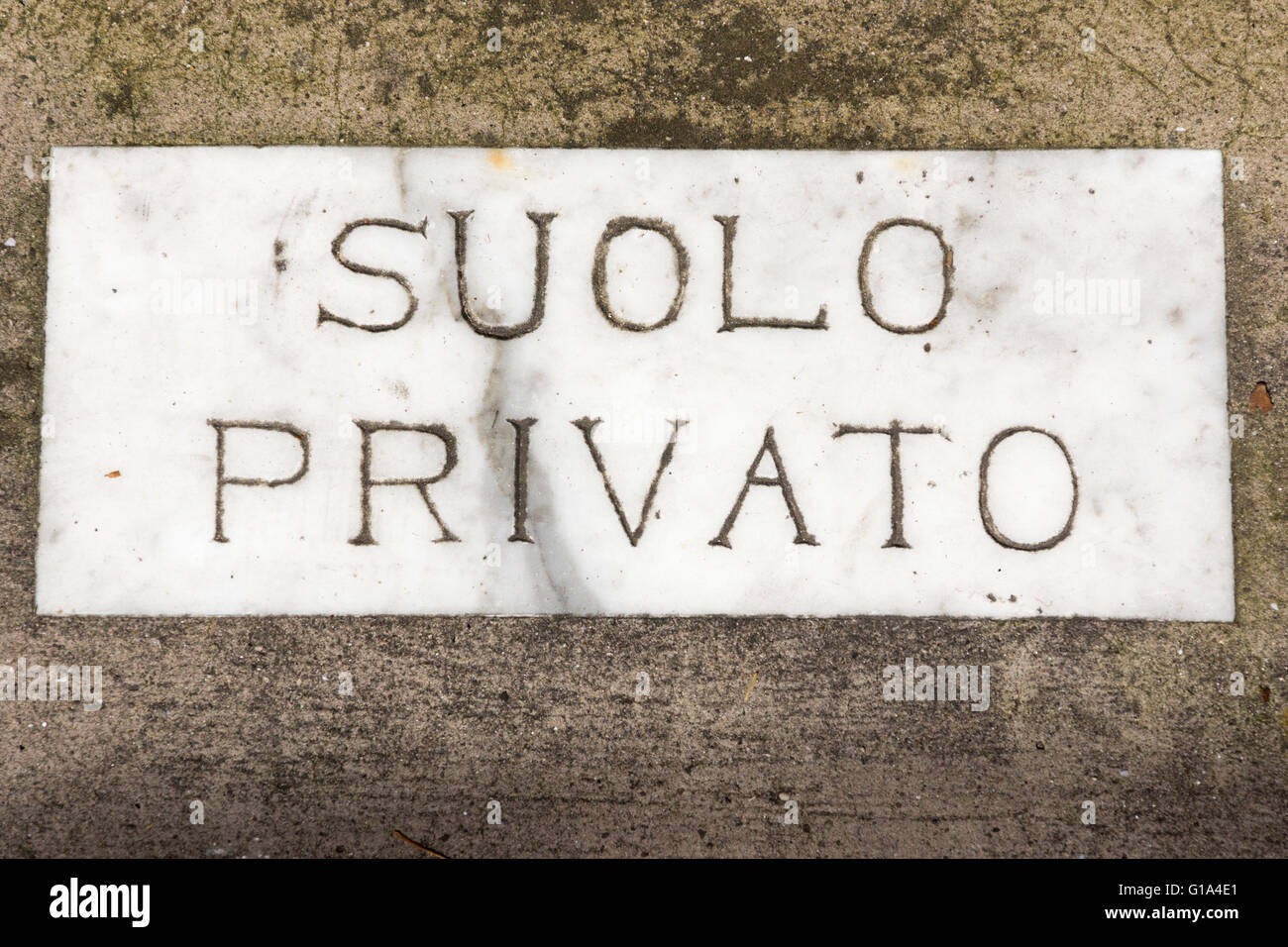 Marmo inciso nel pavimento con la scritta Suolo privato in italiano che significa 'Proprietà privata' fuori di una casa a Sorrento, Italia Foto Stock