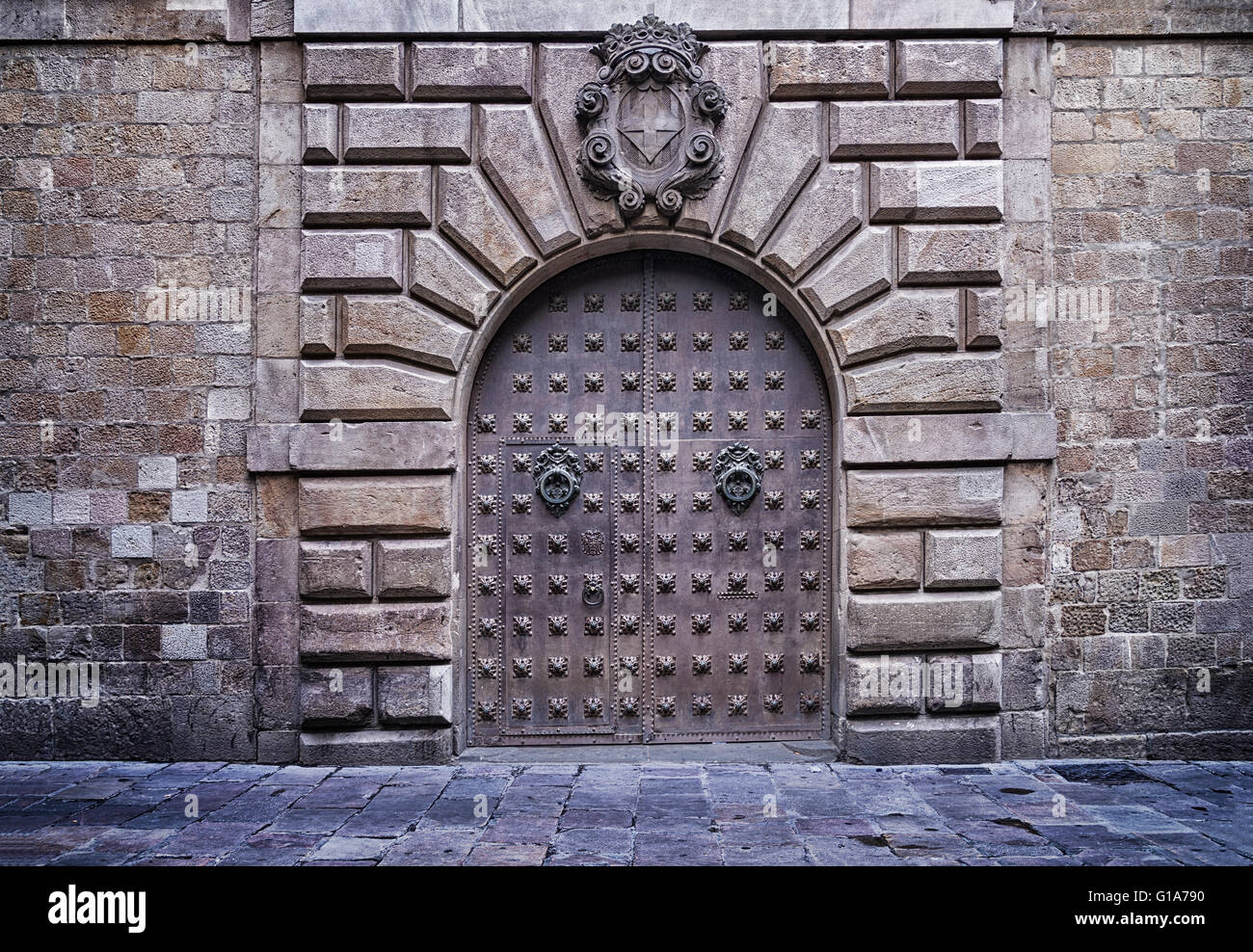 Cancello in Bisbe street, quartiere Gotico, Ciutat Vella, Barcelona, Catalogna, Spagna Foto Stock