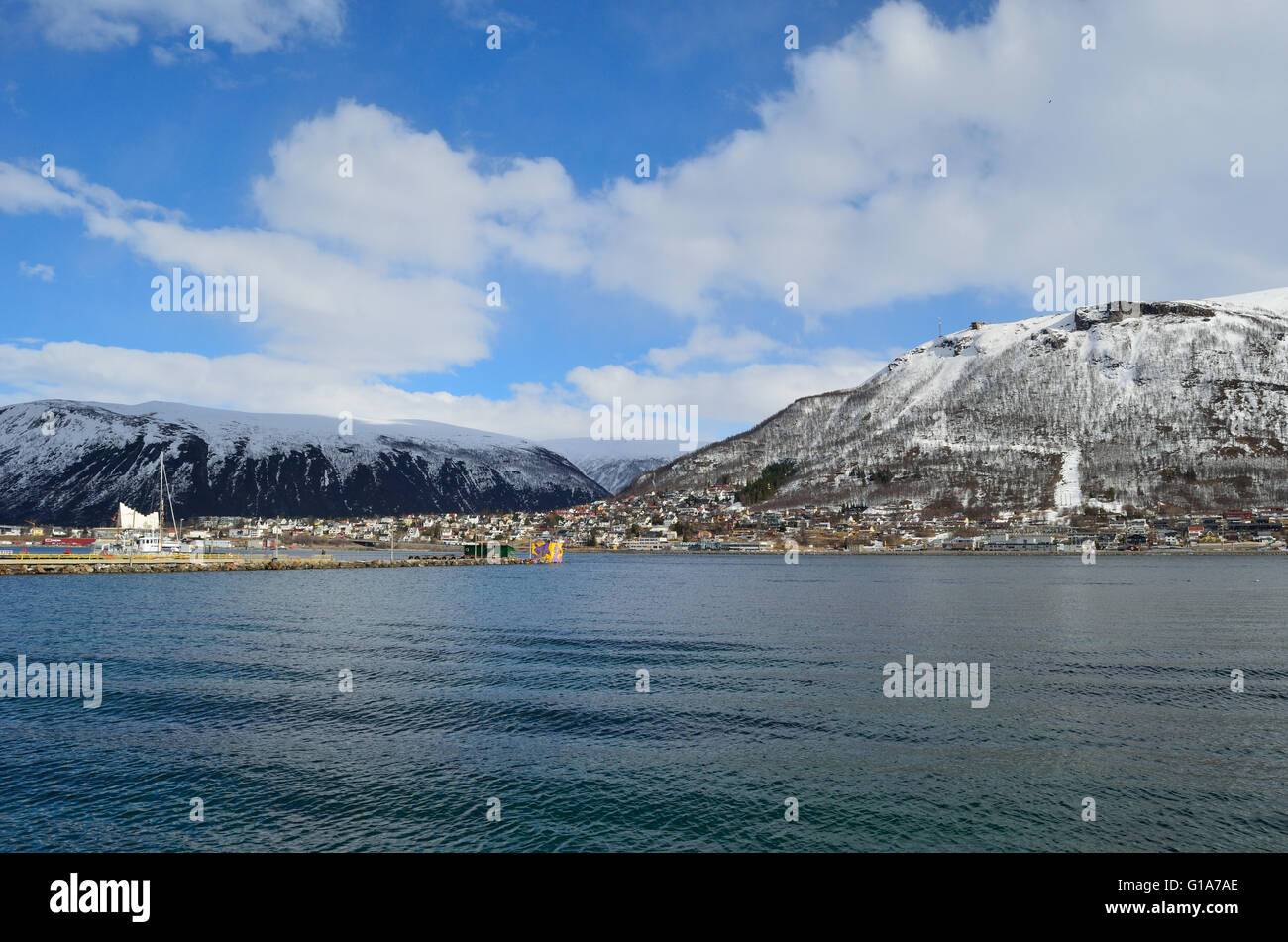 TROMSOE, Norvegia - 24 Aprile 2016: Tromsoe city a inizio autunno foto panoramica Foto Stock