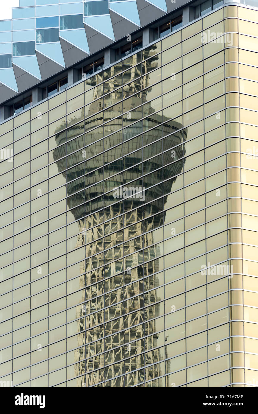 Torre Skytree riflessa in Asahi Breweries sede a Tokyo in Giappone Foto Stock