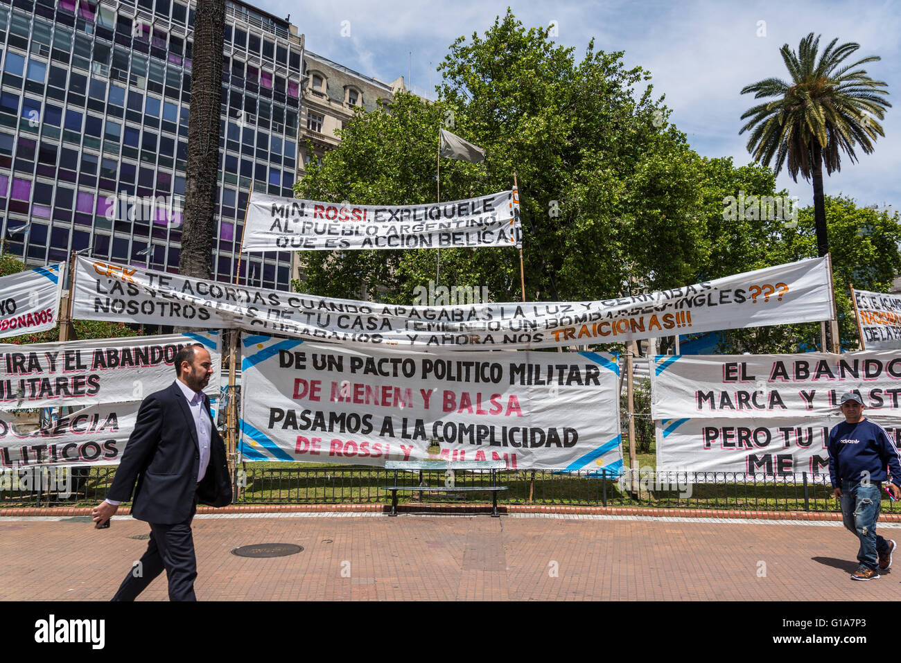 Protesta politica banner, Plaza de Mayo, maggio Square, Buenos Aires, Argentina Foto Stock