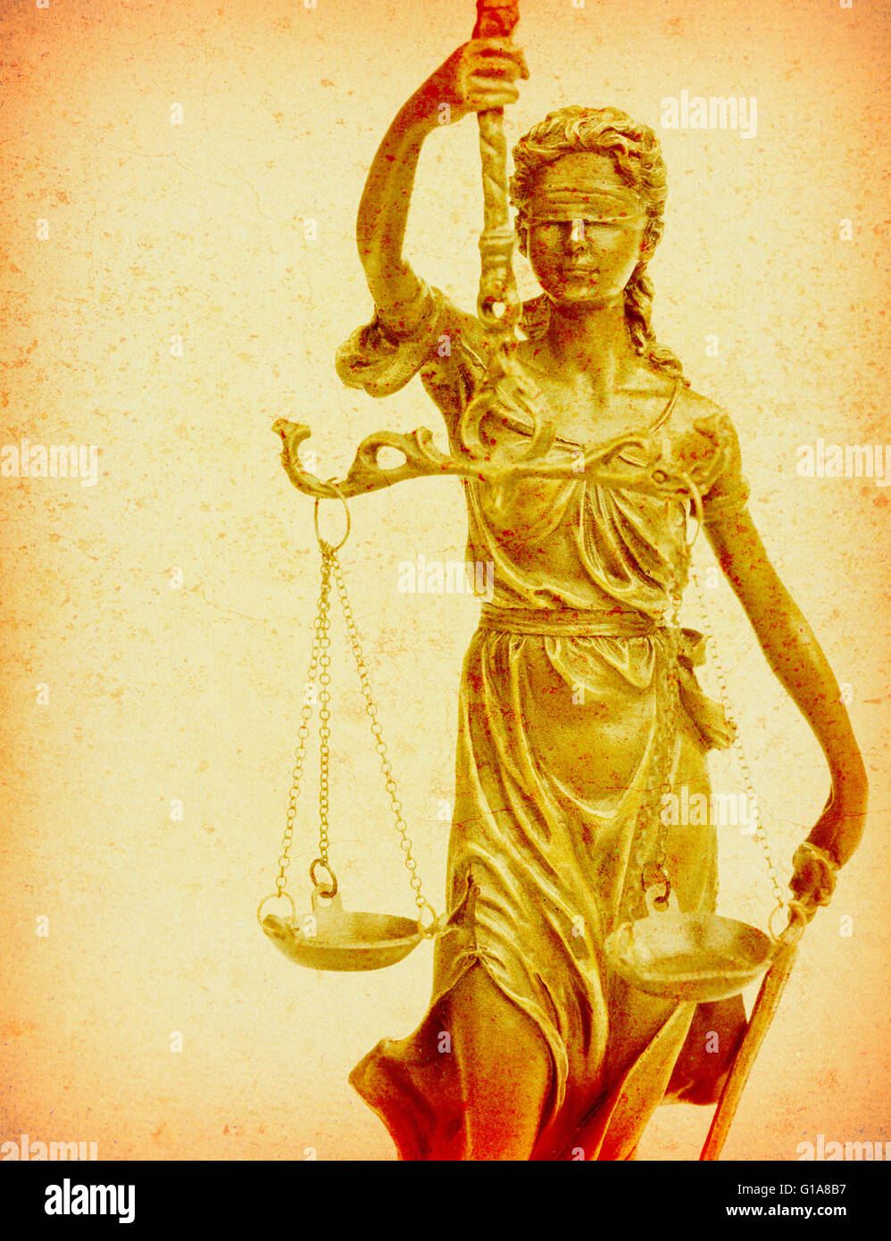 Statua di giustizia sulla vecchia carta sfondo, nozione di diritto Foto Stock