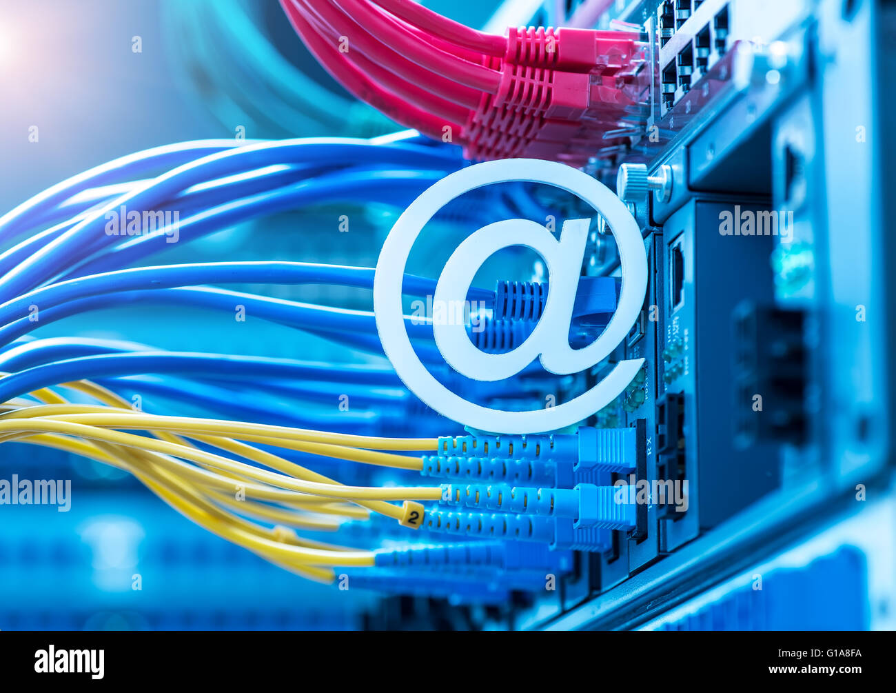 Simbolo di posta elettronica su switch di rete e i cavi ethernet,Centro Dati concetto. Foto Stock