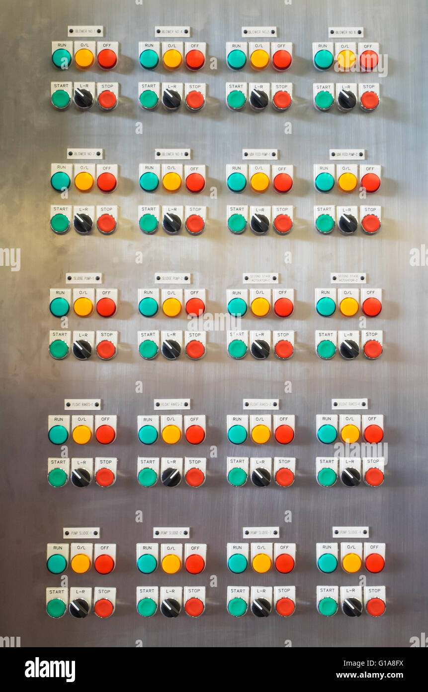 Industriali, interruttore elettrico pannello con i pulsanti in diversi colori. Foto Stock