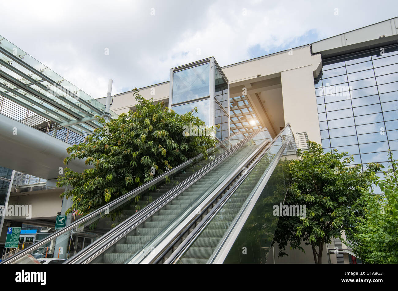 Scala mobile al moderno centro business Foto Stock