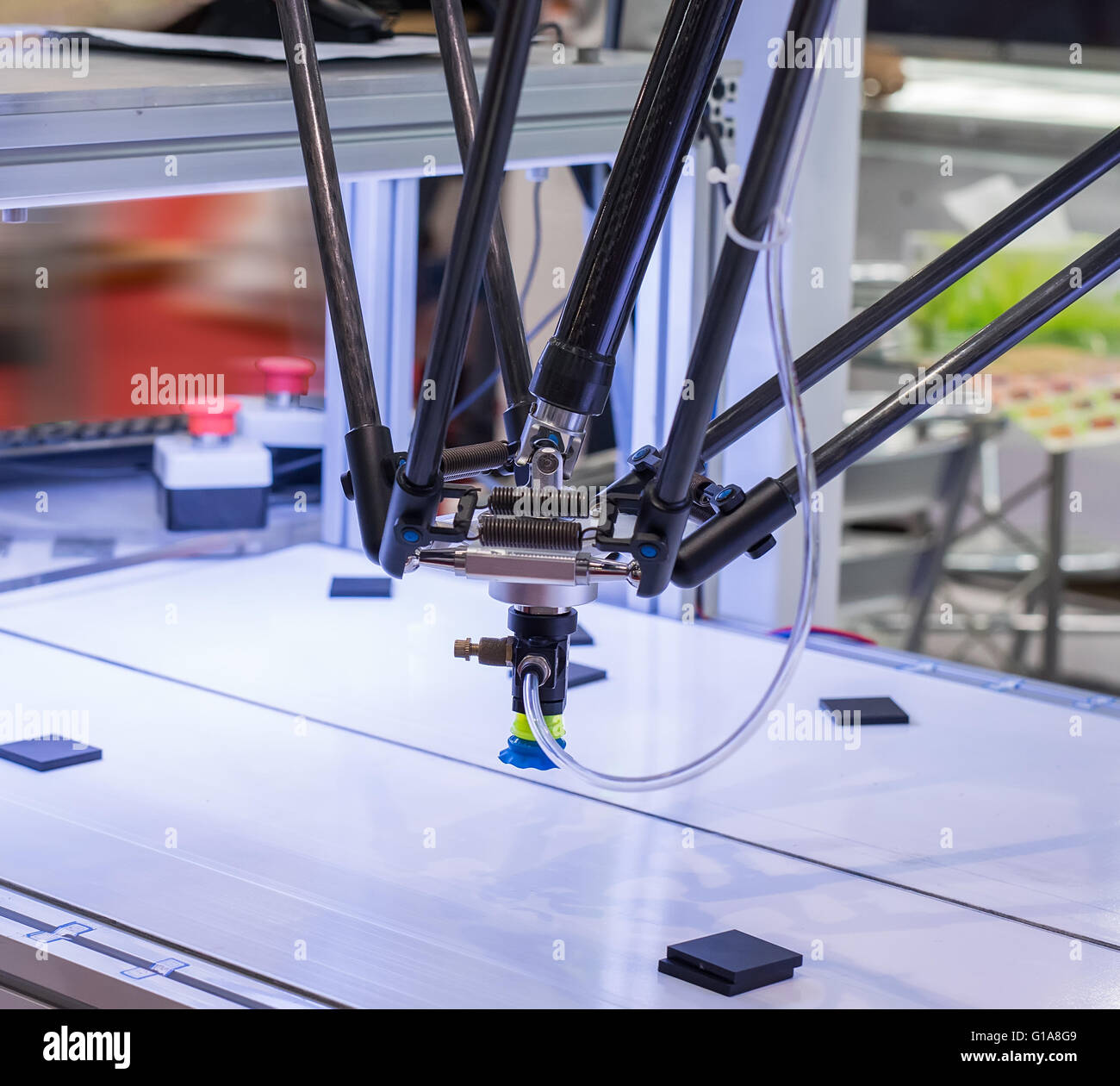 Robot industriale a lavorare in fabbrica,Conveyor tracking Controler di mano robotica. Foto Stock