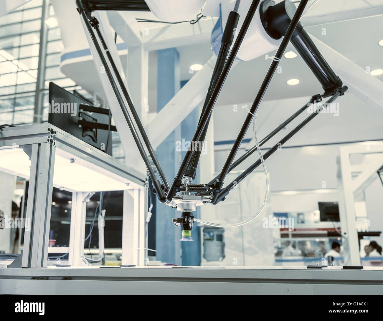 Robot industriale a lavorare in fabbrica,Conveyor tracking Controler di mano robotica. Foto Stock