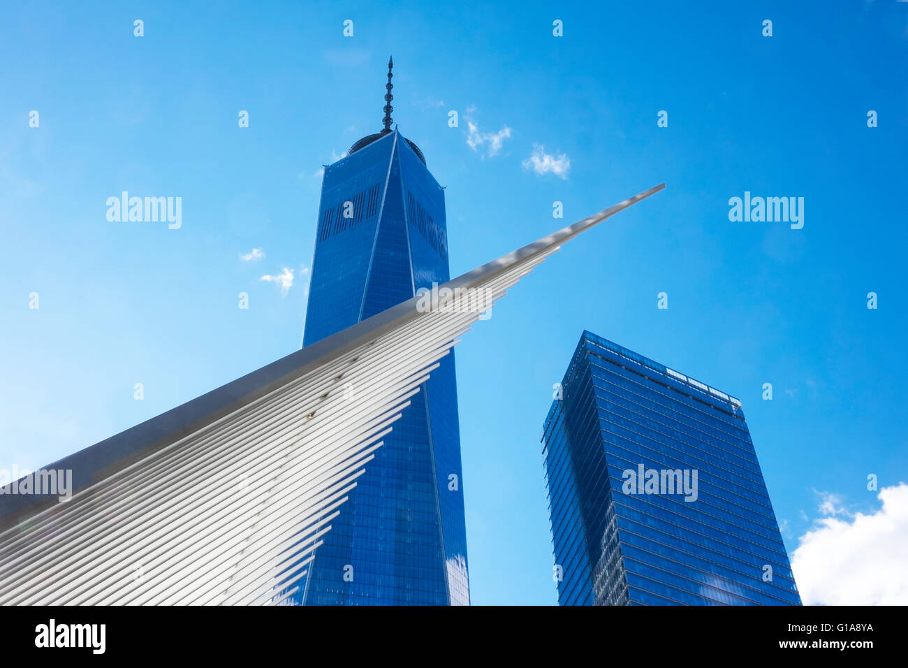 Un ala dell'occhio del trasporto il mozzo visto contro la libertà torre presso il World Trade Center di Manhattan inferiore Foto Stock