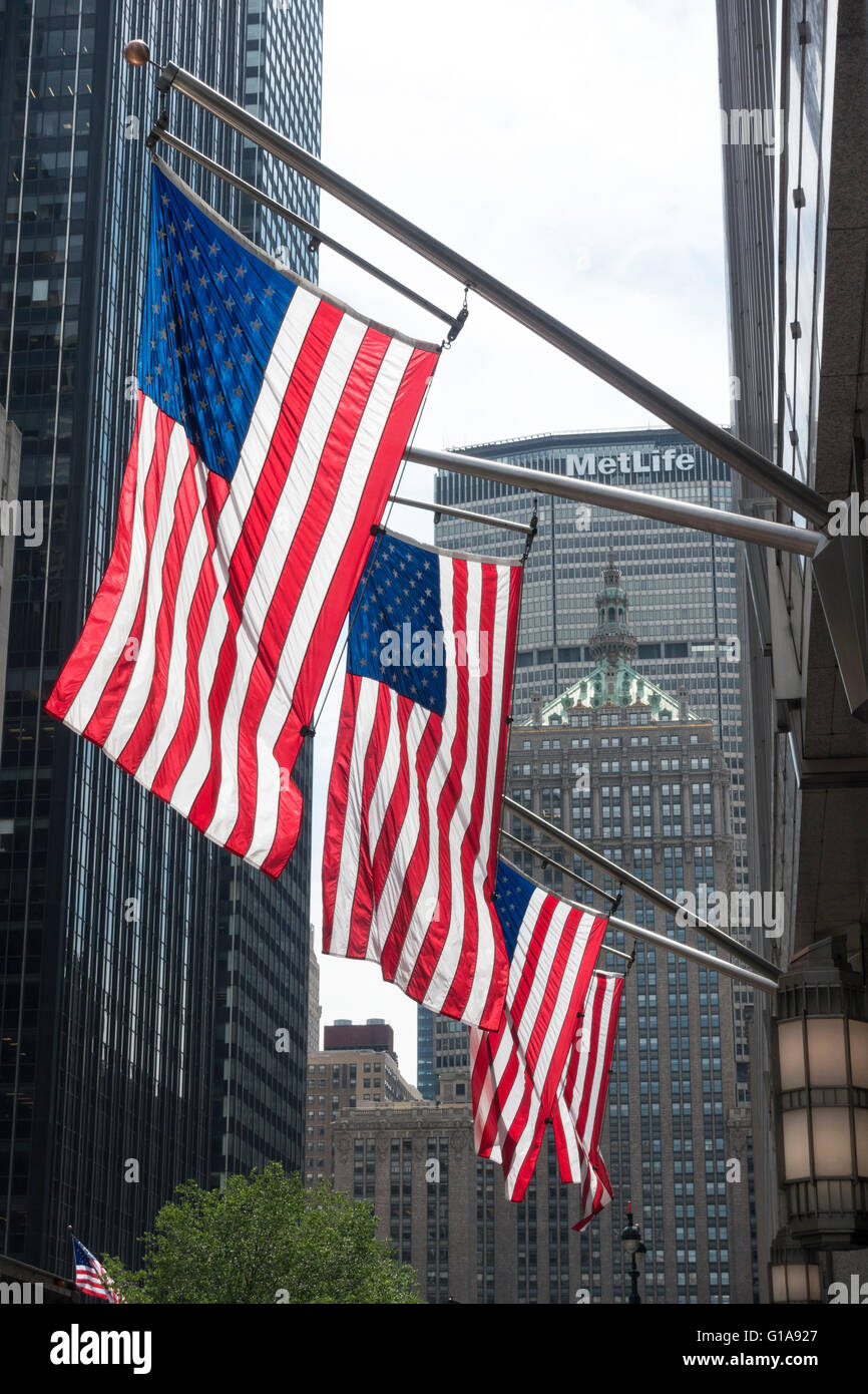 Una linea di bandierine americane di fronte alla MetLife Building in Park Avenue in New York City Foto Stock
