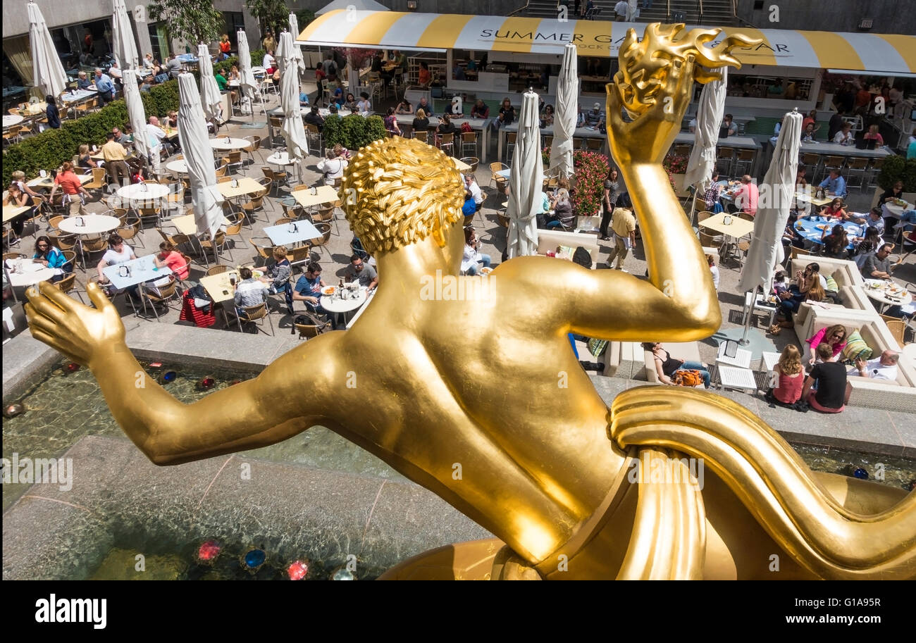 Centro Rock Cafe, giardino estivo & Bar come visto da dietro la Gold Prometheus statua al Rockefeller Center di New York City Foto Stock