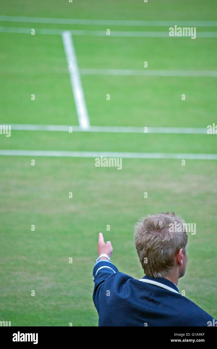 Per guardafili segnali umpire " out " a Wimbledon Lawn Tennis Foto Stock