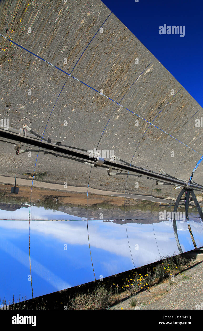 Ricurva concava specchi di riflettore a energia solare centro di ricerca scientifica e Tabernas, Almeria, Spagna Foto Stock