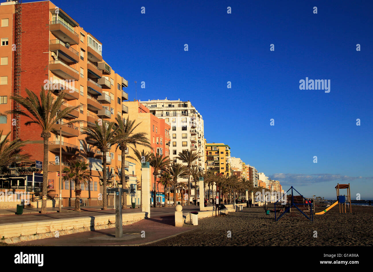 Spiaggia di sabbia e appartamenti sul mare città di Almeria, Spagna Foto Stock