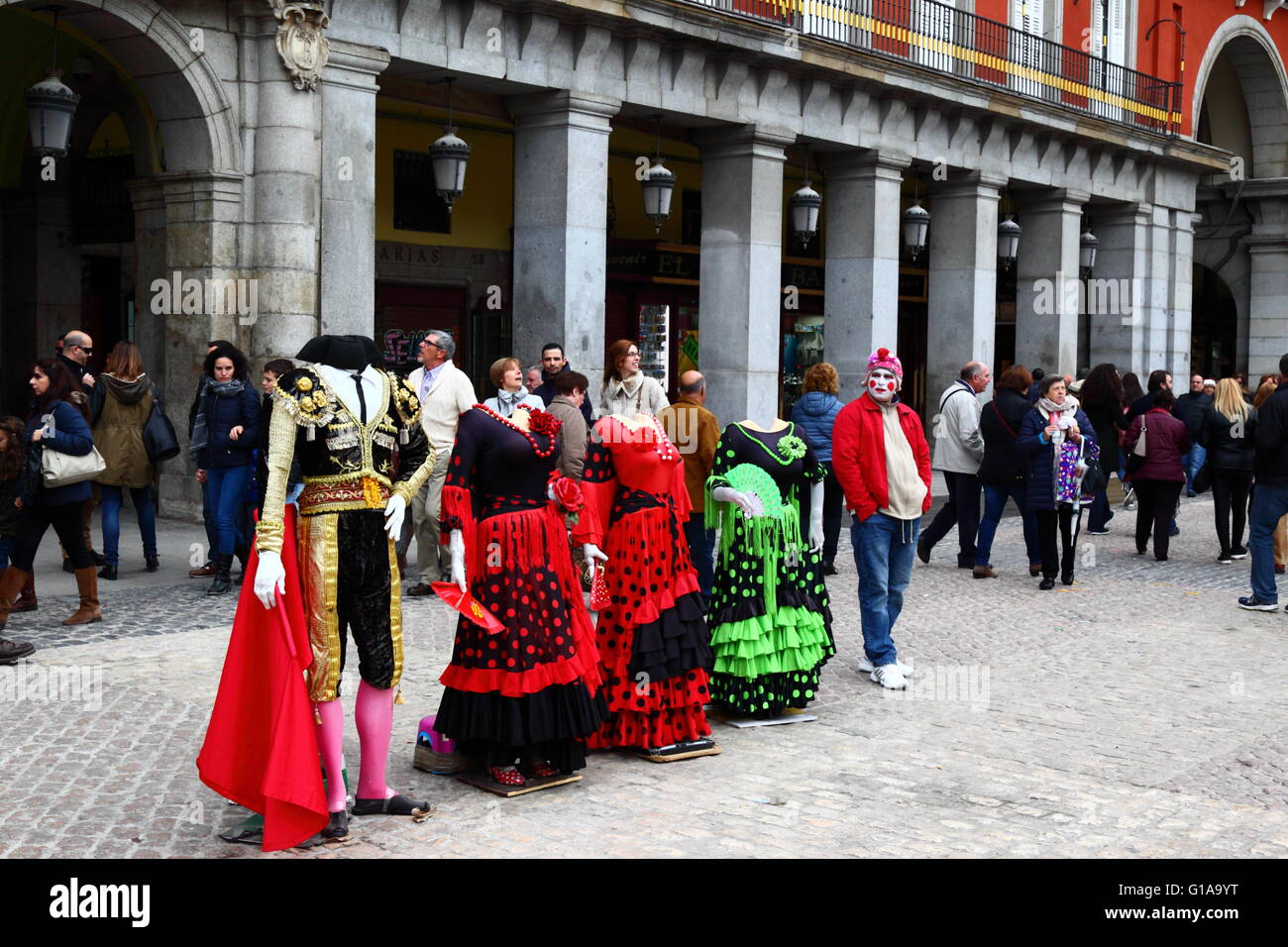 Manichini con il torero e la ballerina di flamenco costumi, Plaza Mayor, Madrid , Spagna Foto Stock