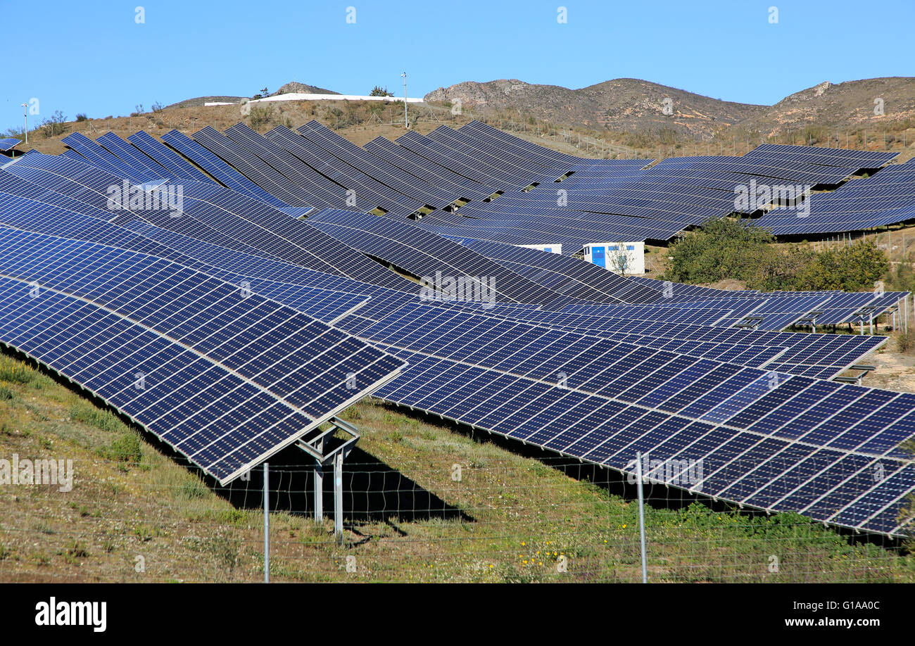 Array di pannelli solari su una luminosa giornata di sole, Sierra Alhamilla, vicino a Nijar, Almeria, Spagna Foto Stock