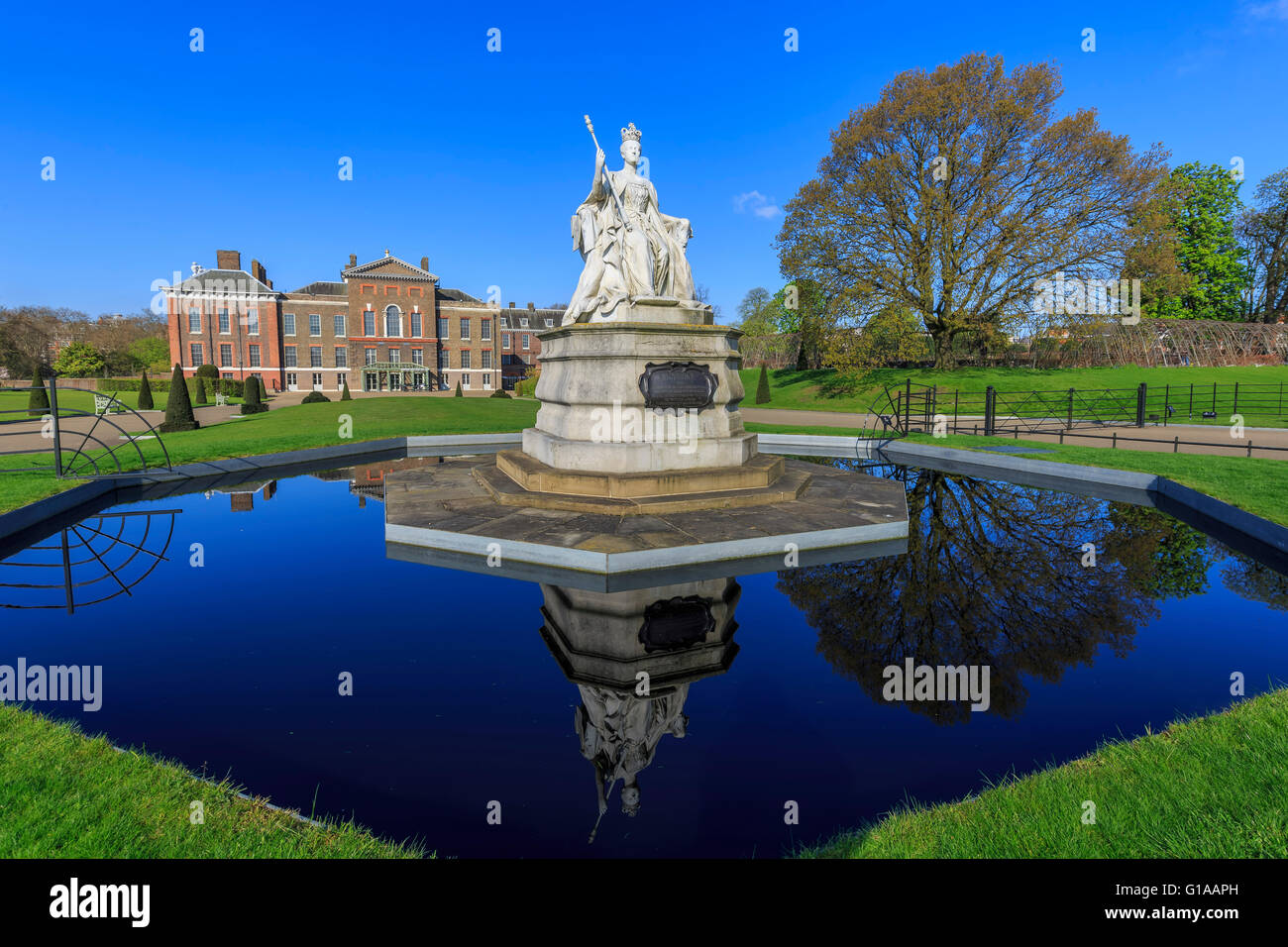 Bella regina Victoria statua intorno a Hyde Park, London, Regno Unito Foto Stock