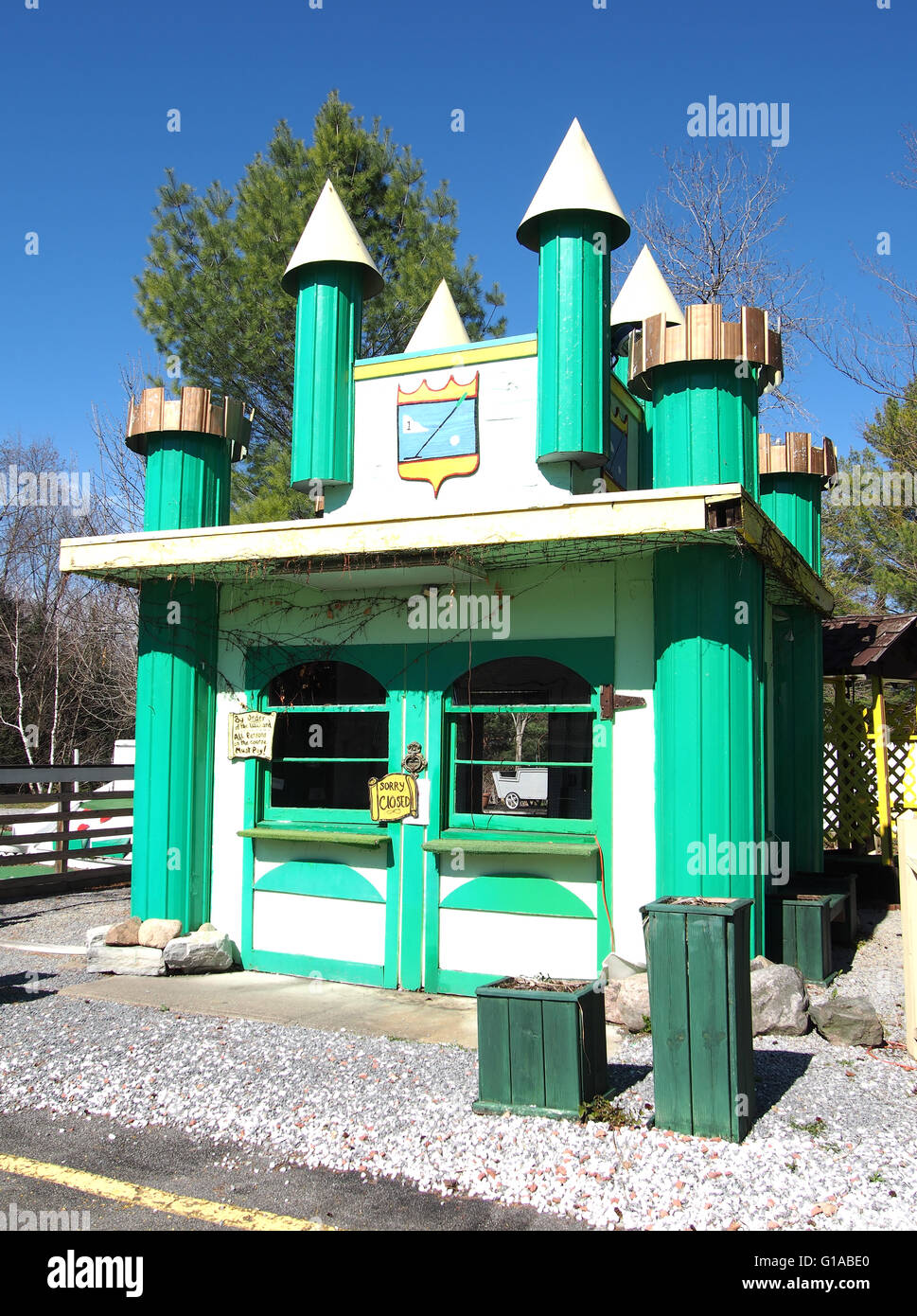 Old Forge, New York, Stati Uniti d'America. Maggio 10, 2016. Sopra il Rainbow Mini Golf, un mago di Oz themed campo da golf in miniatura Foto Stock