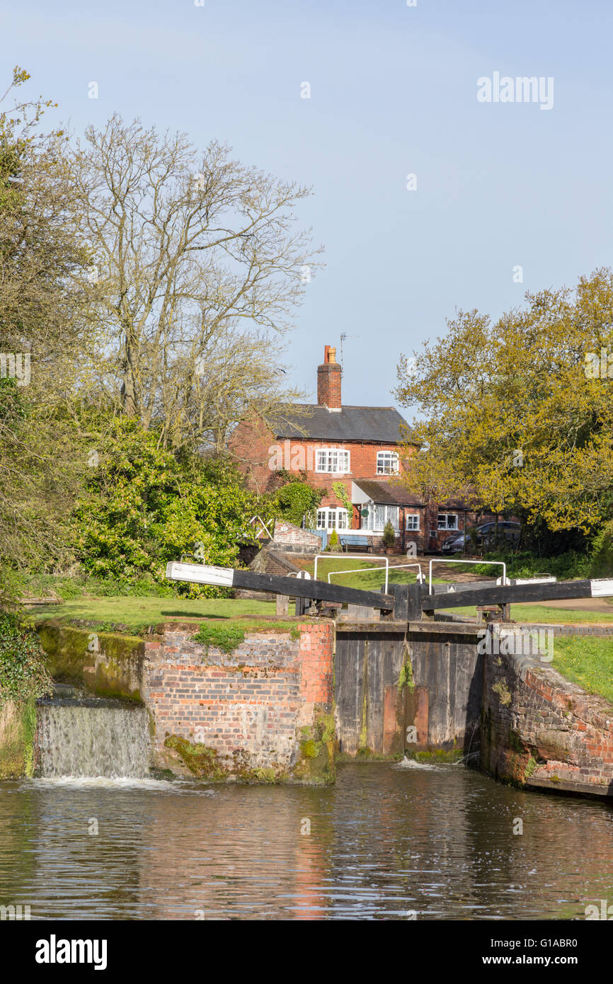 Bloccare i detentori cottage in Stratford upon Avon Canal a Lapworth, Warwickshire, Inghilterra, Regno Unito Foto Stock