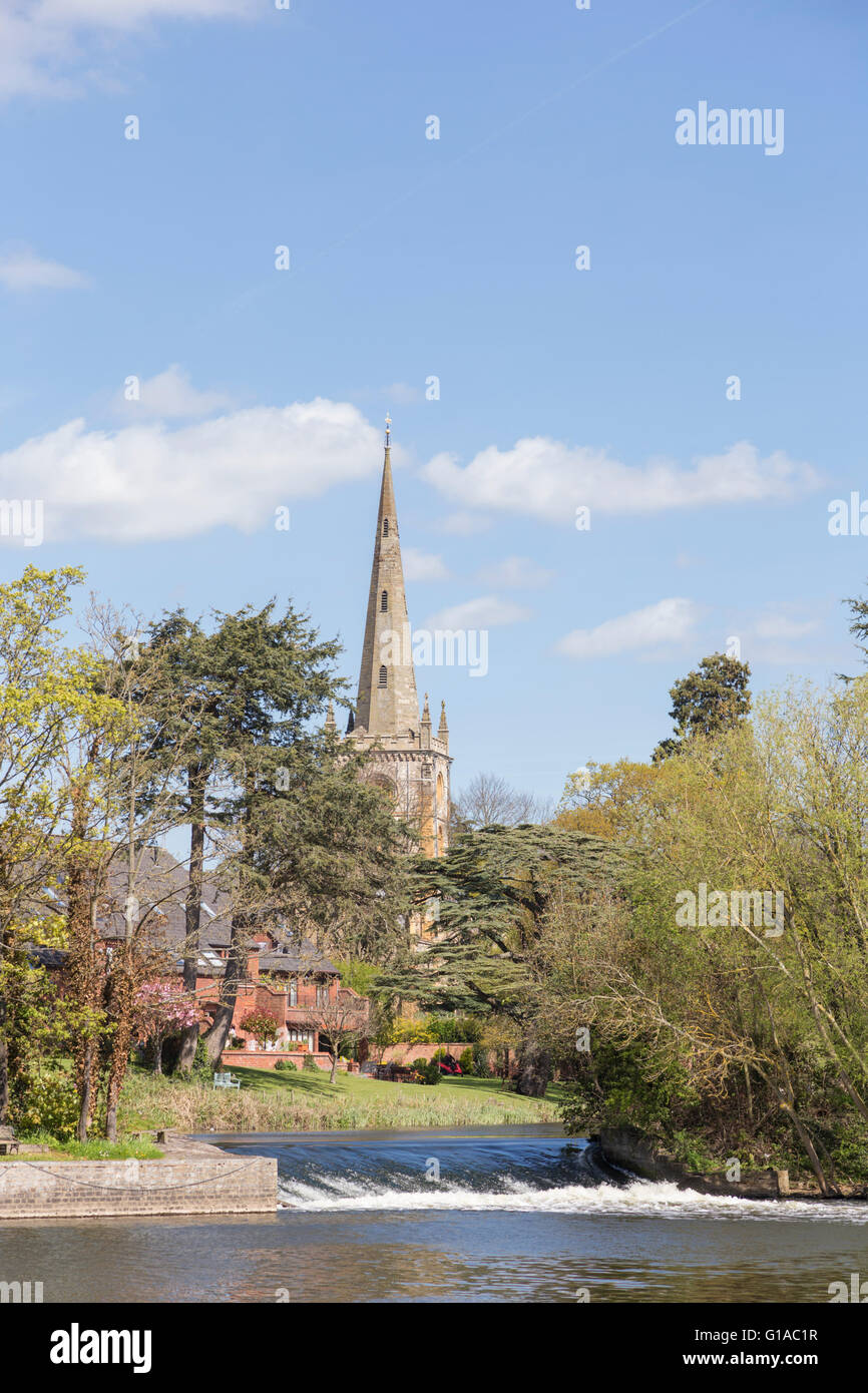 Guardando al di là del fiume Avon verso la Chiesa della Santa Trinità a Stratford upon Avon, Warwickshire, Inghilterra, Regno Unito Foto Stock