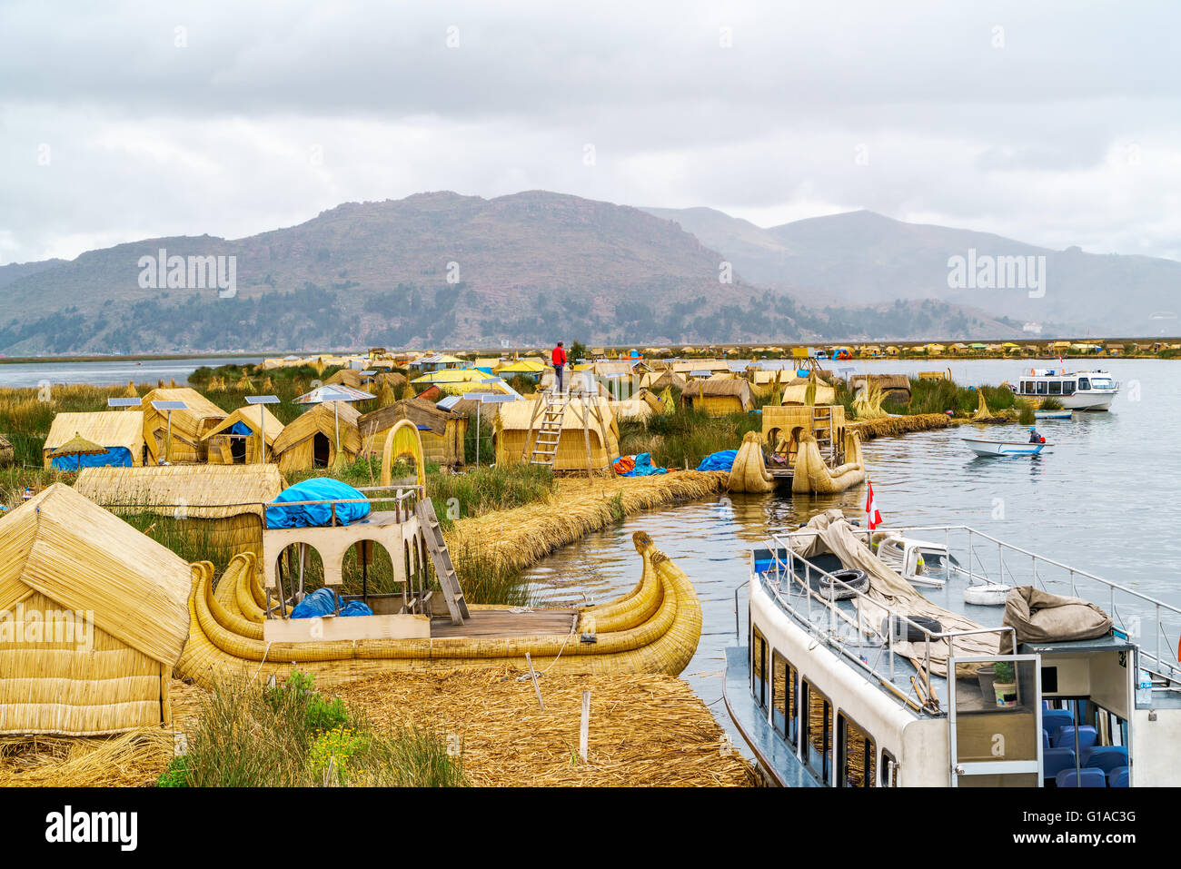 Vista l'isola galleggiante Los Uros con imbarcazioni tipiche nel Lago Titicaca, Puno, Perù Foto Stock